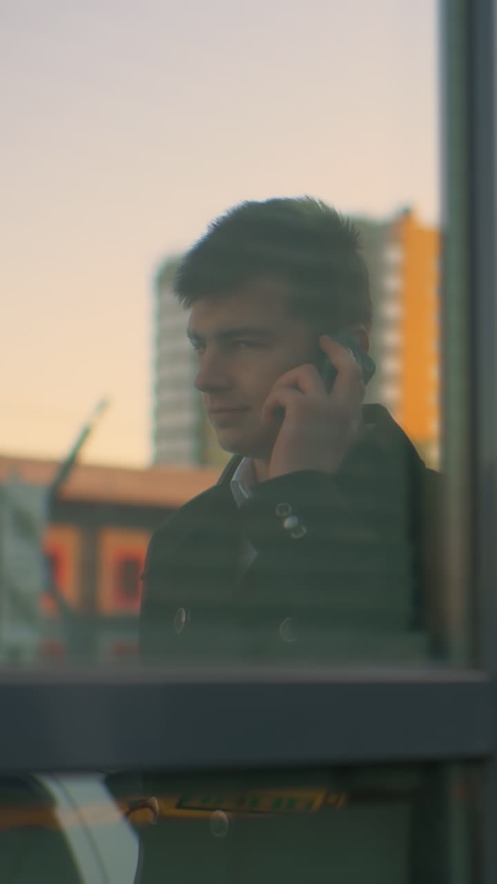 은 구름과 건물을 반사하는 유리의 클로즈업, 전화 통화에 응답하는 사람, 비즈니스 커뮤니케이션, 도시 설정 및 전문적인 상호 작용