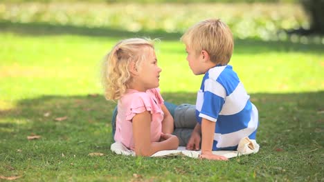 2人の幼い子供が一緒に話している