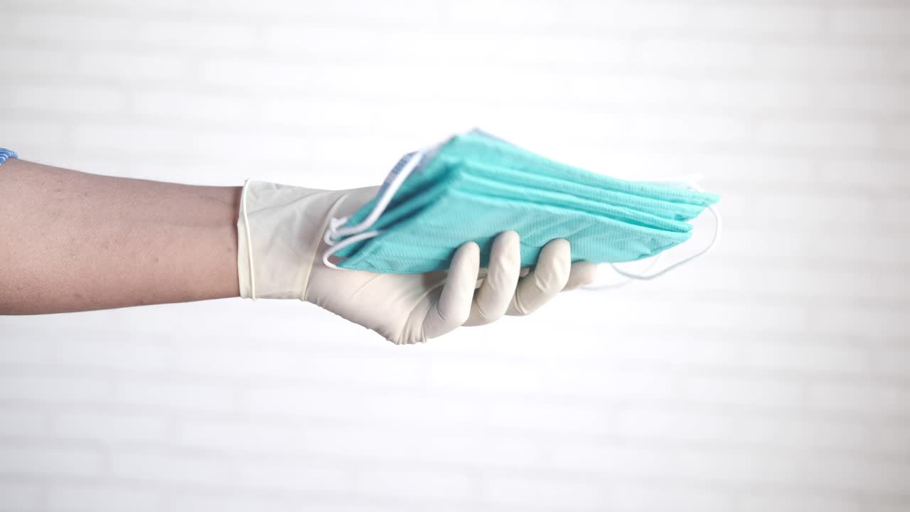 máscaras médicas en la mano