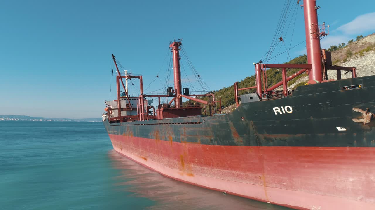 barco de carga abandonado, rio, en la playa