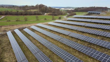 Umweltbewusste-Energieinnovation:-Luftbild-Von-Solarkraftwerksmodulen-In-Naturnähe-Bei-Brilon-Im-Sauerland