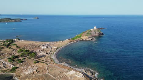 意大利撒丁島的諾拉半島和羅馬遺跡的考古遺跡 - 從空中向後看