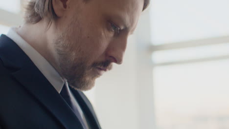 vista del perfil del hombre de negocios