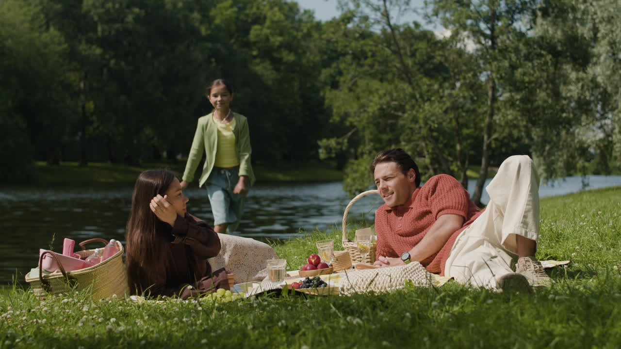 공원 에서 피크닉 을 즐기는 가족