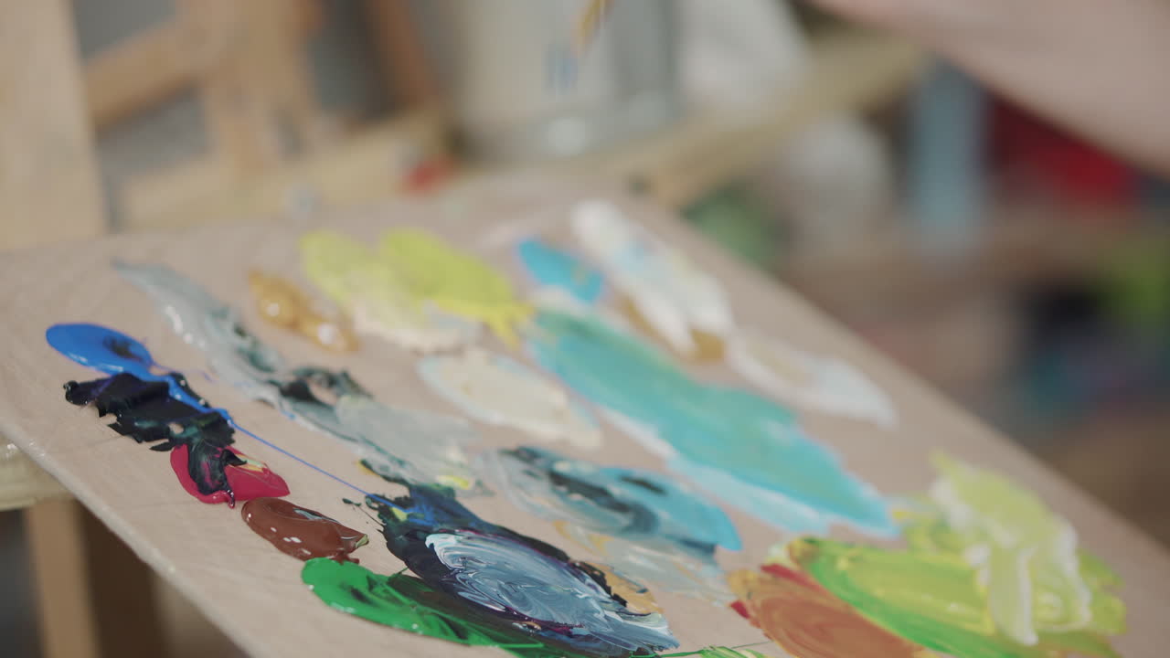 페리트에서 색을 혼합하는 예술가