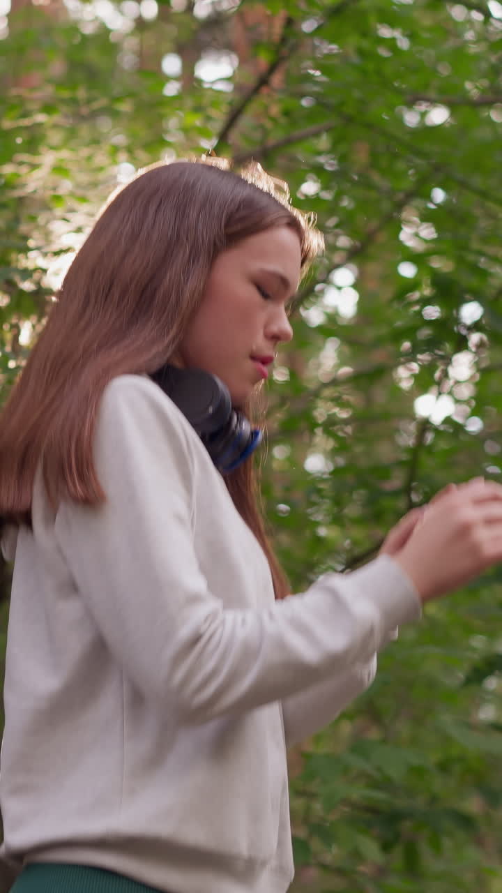 atleta femenina salta en el lugar con intensidad en el bosque. la mujer realiza ejercicios físicos respirando profundamente en la naturaleza. entrenamiento de fitness activo para obtener cuerpo tonificado