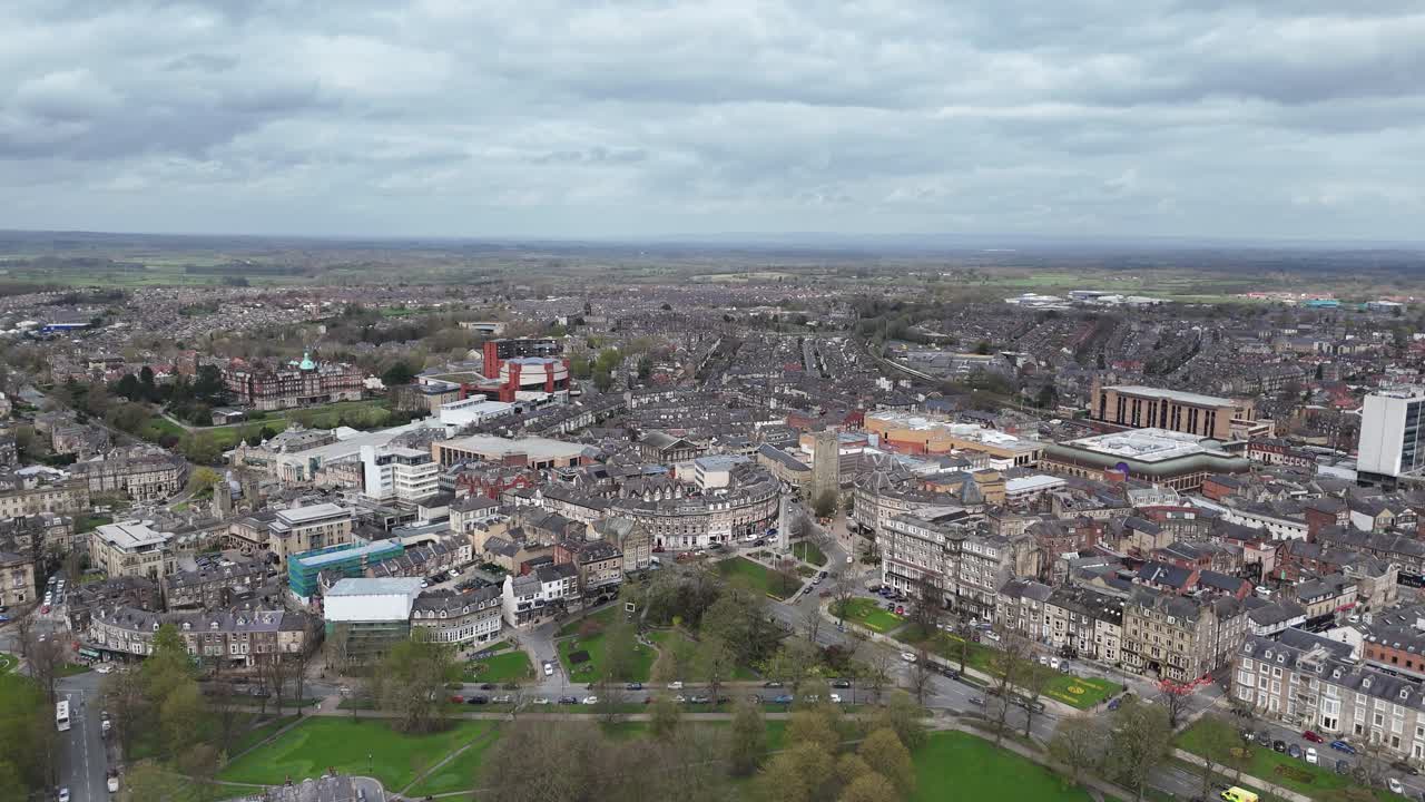 panning drone aéreo harrogate ciudad del norte de yorkshire reino unido 4k imágenes