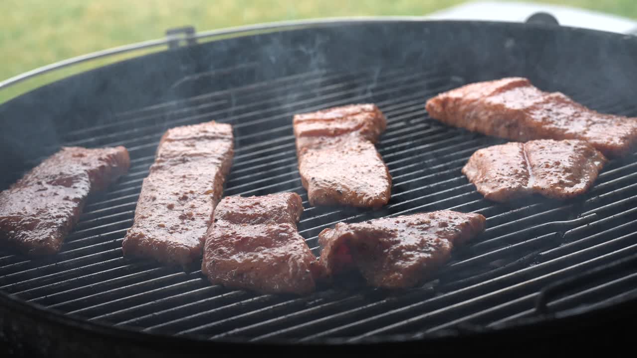 뒤뜰 바비큐 그릴에서 흡연하는 절인 연어 필레는 뜨겁고 먹을 준비가 되어 있습니다