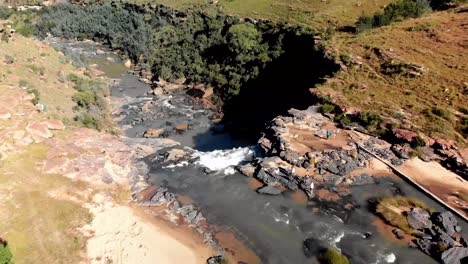vista aérea de una cascada en una soleada mañana de verano