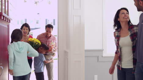 abuelos visitando a la familia en la nueva casa filmado en r3d