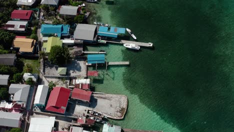 drones aéreos vuelan sobre la costa del mar, casas coloridas de las islas de la bahía de utila, honduras, en el caribe