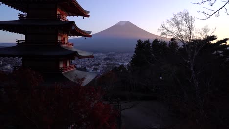 hermosa pagoda chureito y monte fuji al atardecer - cámara lenta inclinada hacia arriba