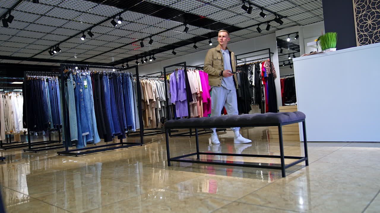 hombre comprando en una tienda de ropa moderna