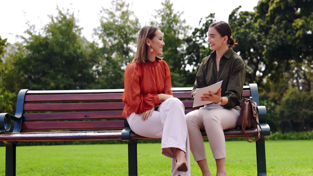 negocios, profesionales y mujeres en un banco