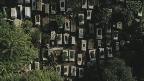 vista aérea de abajo hacia arriba de algunas tumbas en el cementerio de al-guraba