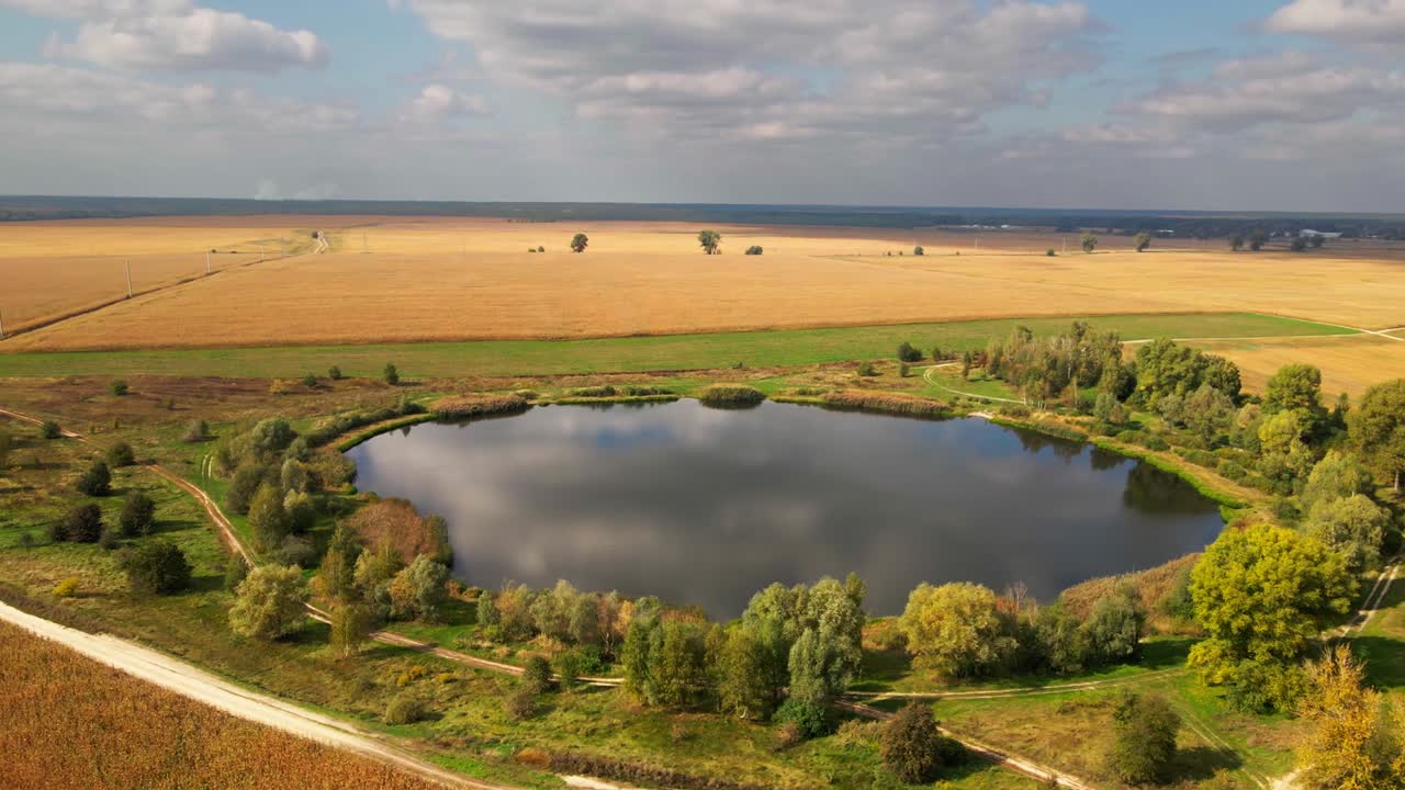 은 가을 날에 그림 같은 둥근 호수의 공중 풍경.