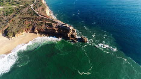 Volar-Sobre-El-Famoso-Cañón-De-Nazaré-En-Portugal