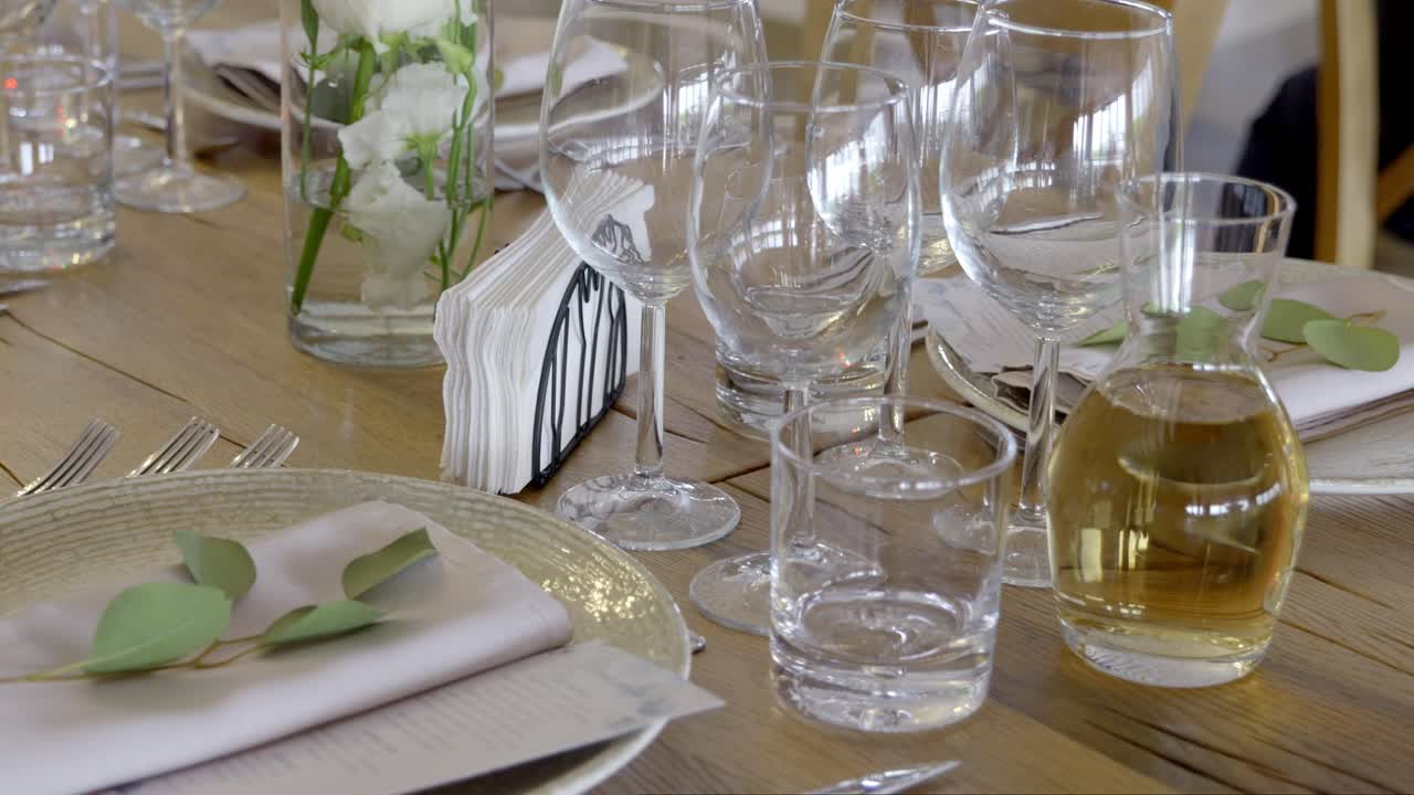 elegante configuración de la mesa con utensilios de vidrio en un evento de boda