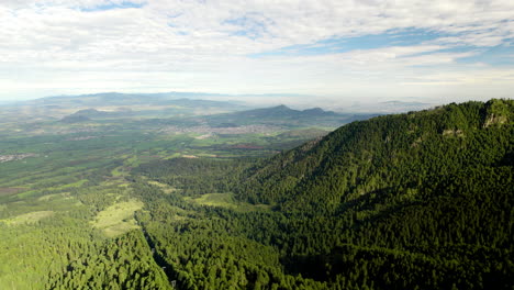 Toma-De-Drones-Con-Vista-A-Los-Bosques-Que-Rodean-La-Ciudad-De-México-Desde-La-Base-Del-Volcán-Popocatepetl