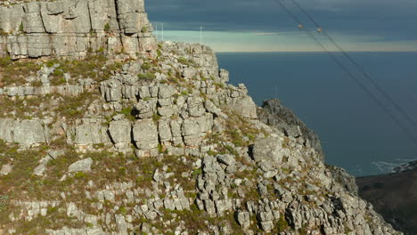 india venster sendero de montaña en la reserva natural de la montaña de la mesa con el telón de fondo de la montaña cabeza de león en ciudad del cabo, sudáfrica