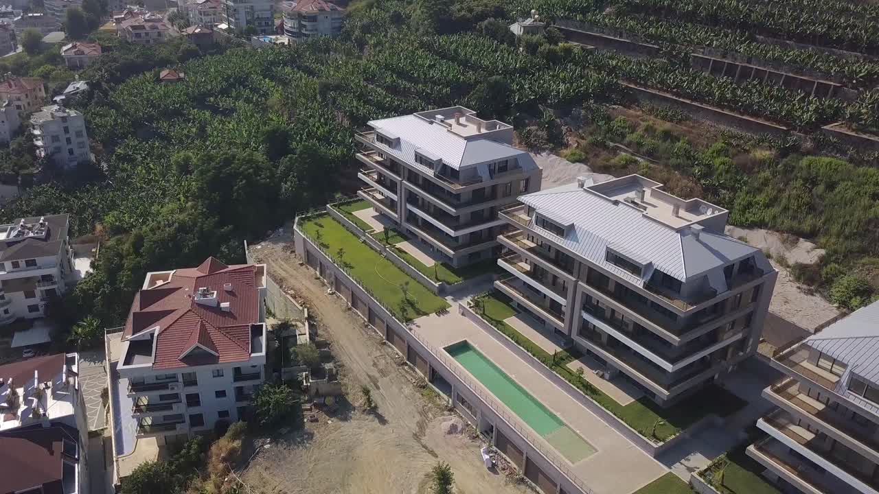 vista aérea de apartamentos modernos y edificios residenciales en una comunidad de ladera