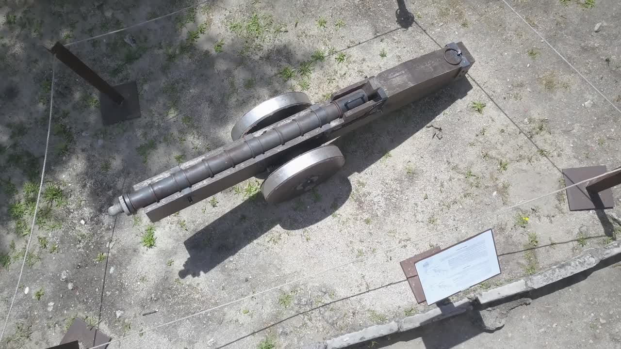 viejo cañón en castelo de são jorge