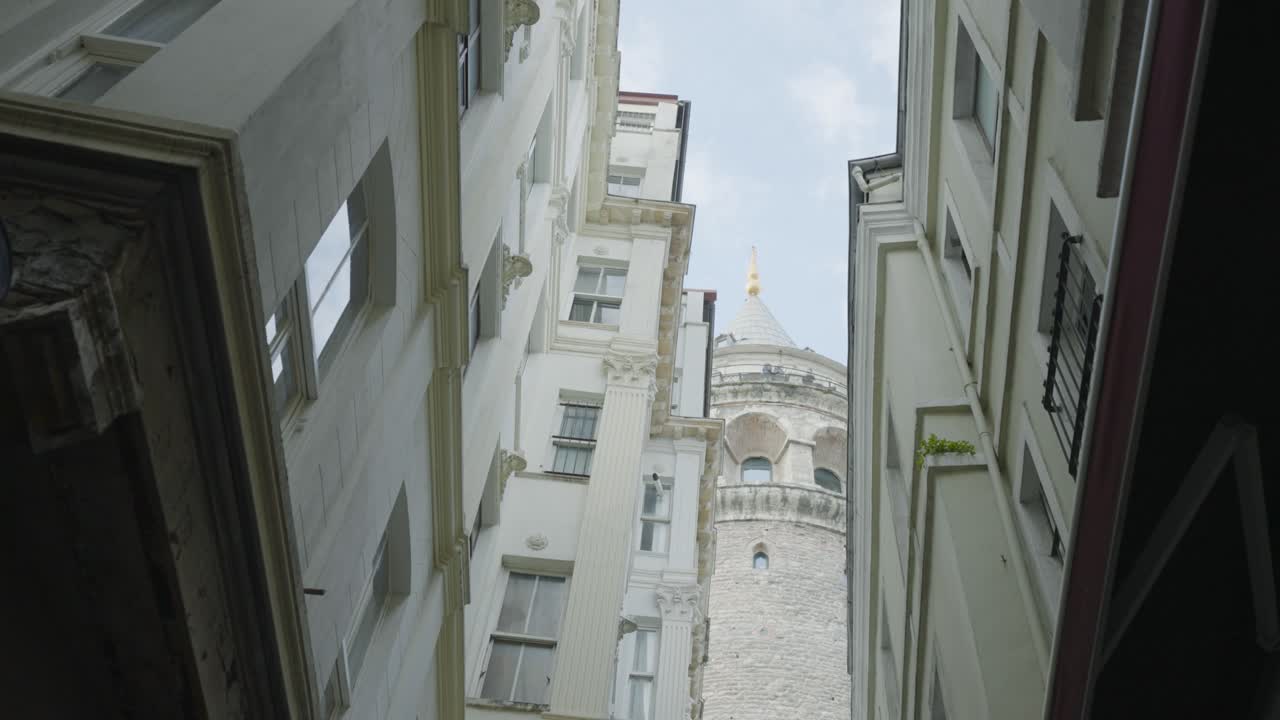 이스탄불의 갈라타 타워, 건물들 사이의 은 거리에서 볼 수 있는 모습