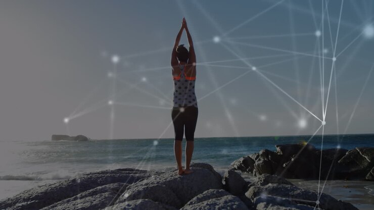 Animazione di rete globale luminosa su donna in piedi in riva al mare che alza le braccia