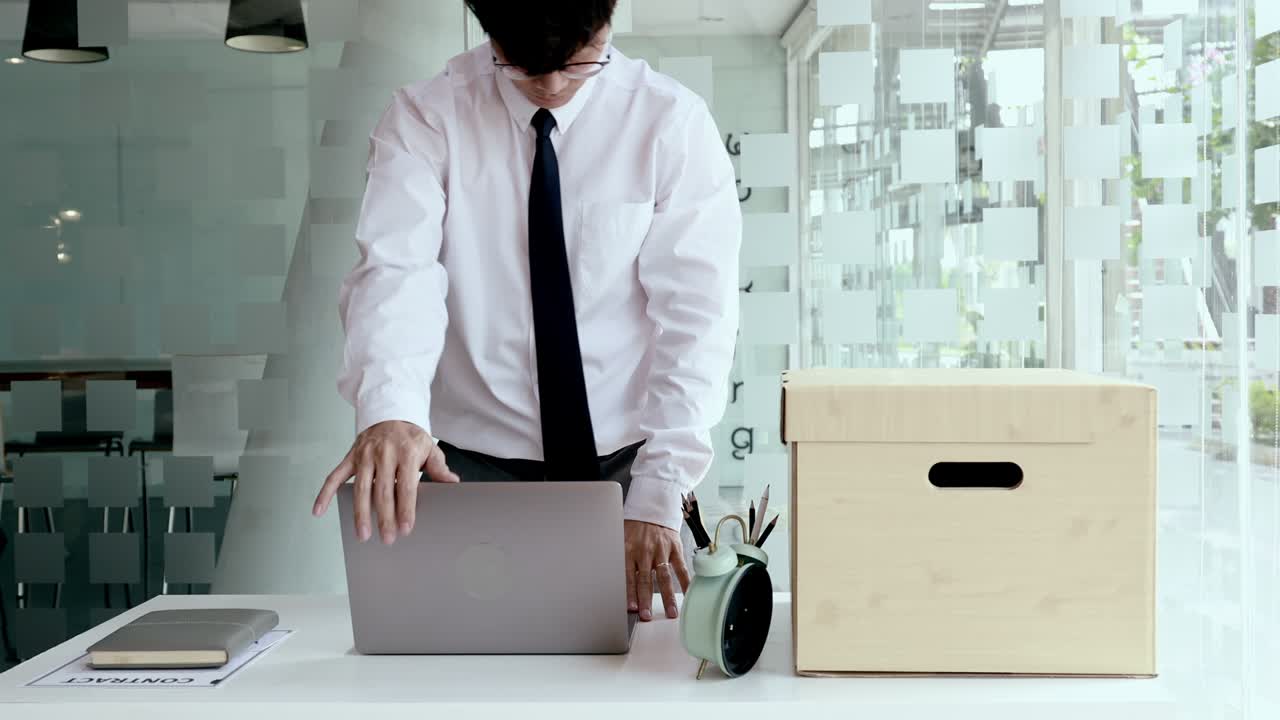 仕事を辞めるか 持ち物を残すか