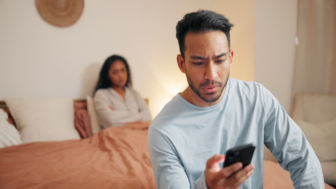 una pareja discutiendo en el dormitorio.