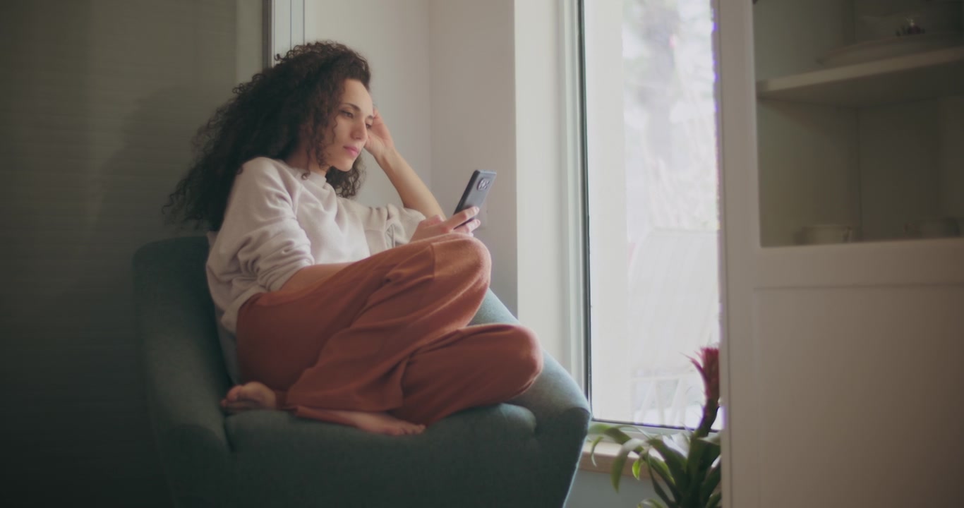 Donna che scorre il telefono