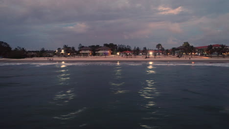 vista aérea baja de la playa de senegambia en serrekunda gambia al atardecer.