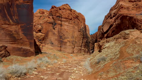 Buckskin-Gulch-Slot-Canyon-Utah,-Niedrige-Drohnenaufnahme-Des-Beginns-Einer-Tiefen-Slot-Schlucht