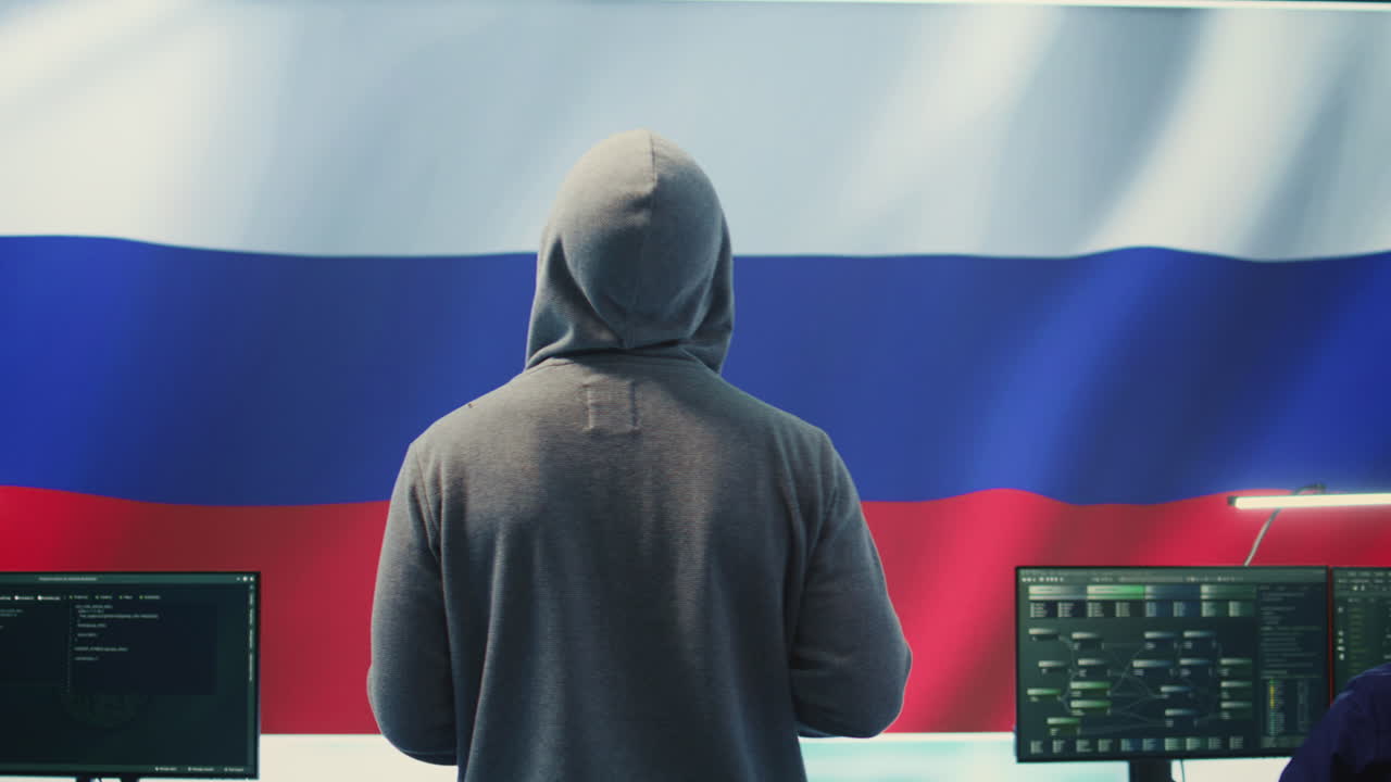 un hacker ruso trabajando en una sala de hacking del gobierno con la bandera rusa