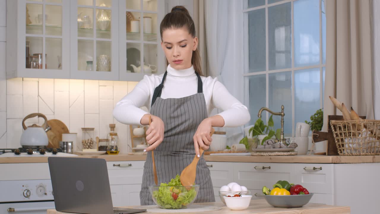 mujer haciendo ensalada en casa