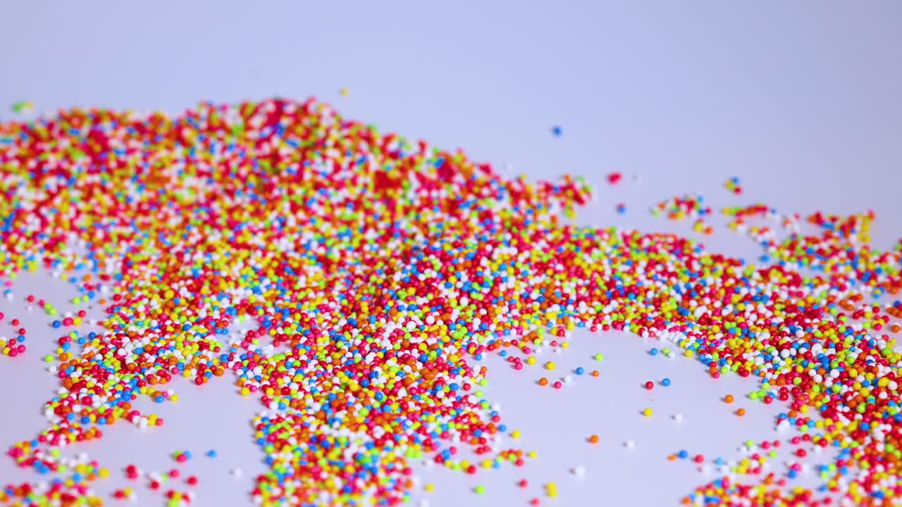 la cuchara se mueve a través de salpicaduras vibrantes en la superficie