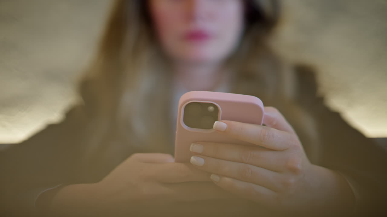 Woman scrolling through her phone at a cafe