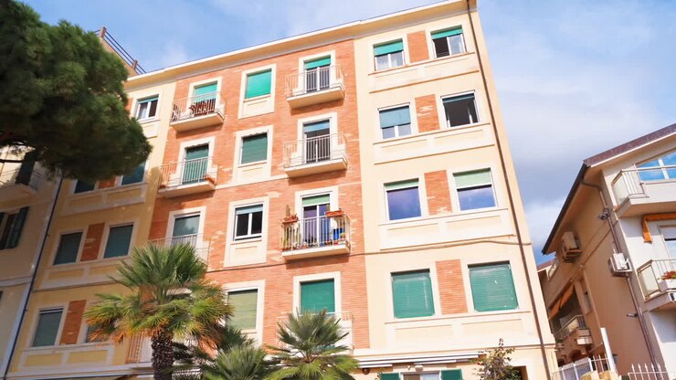 Edifício residencial construído em estilo tradicional em Sanremo, Itália. Vegetação