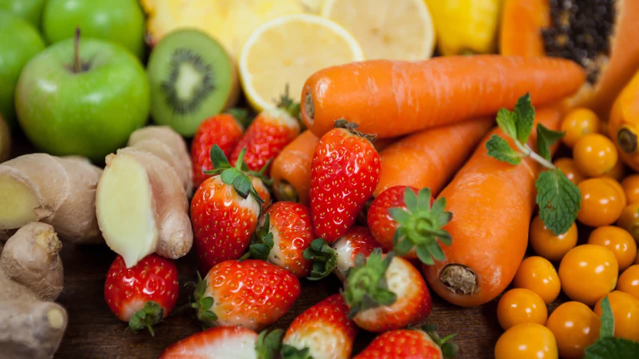 나무판에 과일과 채소를 넣은 신선한 유기농 채식주의 음식의 비디오