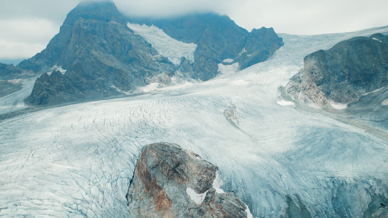 glaciar fellaria en los alpes desde arriba durante la primavera