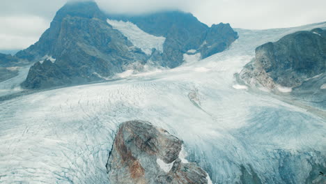 glaciar fellaria en los alpes desde arriba durante la primavera