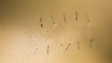 Varios-Pescadores-En-Jabalíes-De-Colores-Brillantes-Que-Trabajan-En-Equipo-Para-Atrapar-Un-Cardumen-De-Peces