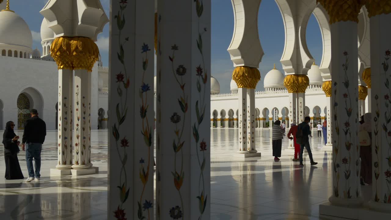 día soleado abu dhabi famosa mezquita arco sala principal panorama 4k emiratos árabes unidos