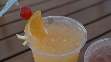 vista superior de las bebidas de cóctel en una mesa