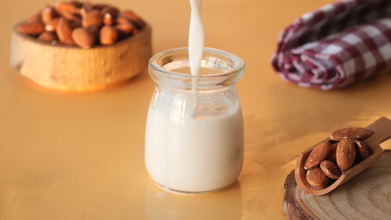 leche de almendra en un frasco de vidrio con almendras