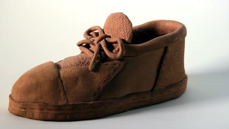 Ein-Schuh-Mit-Schnürsenkeln-1