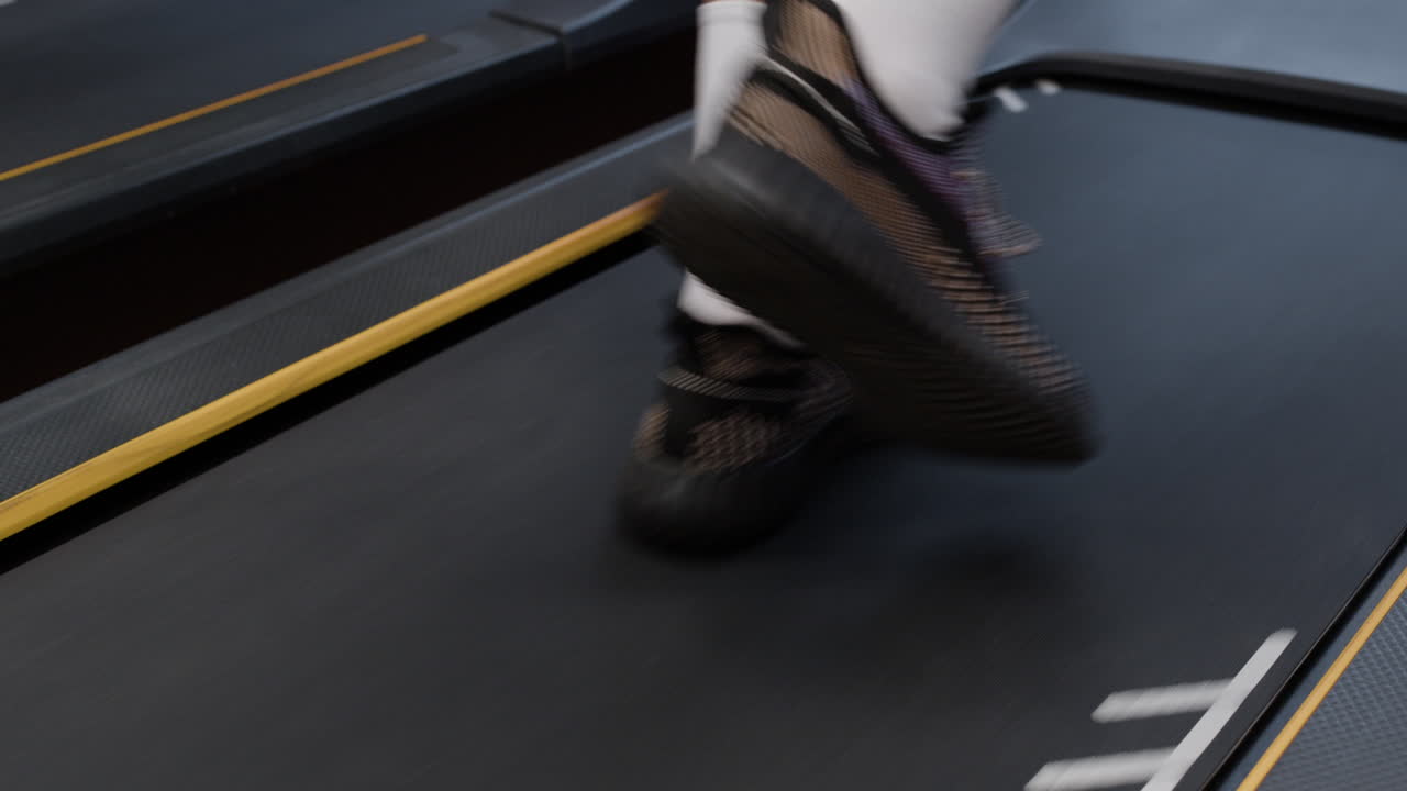 트레드밀 에서 달리는 사람