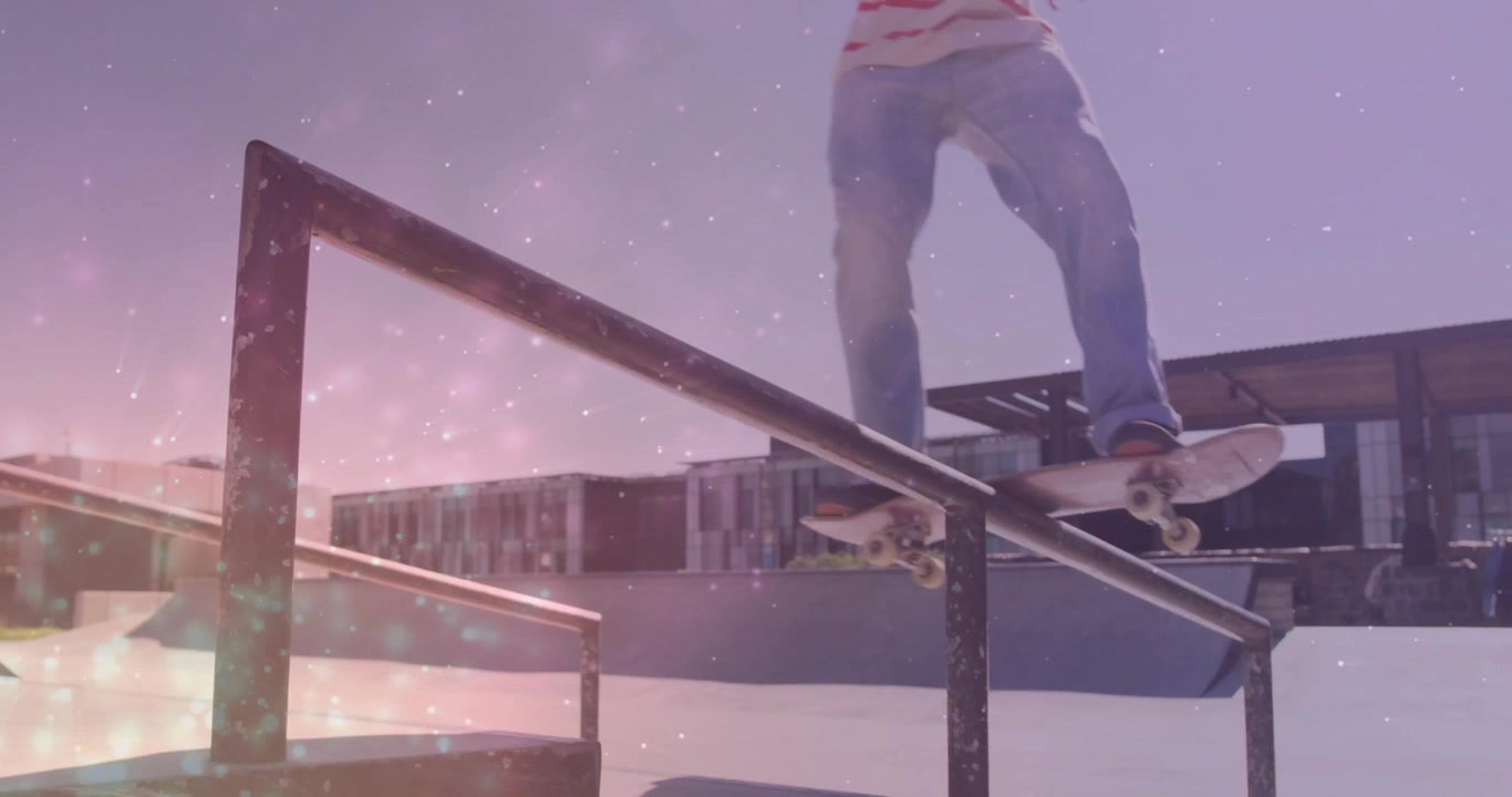 Skater uomo che esegue un grind su una ringhiera in uno skatepark urbano, mostrando un grafico sportivo animato e sovrapposizioni di dati.