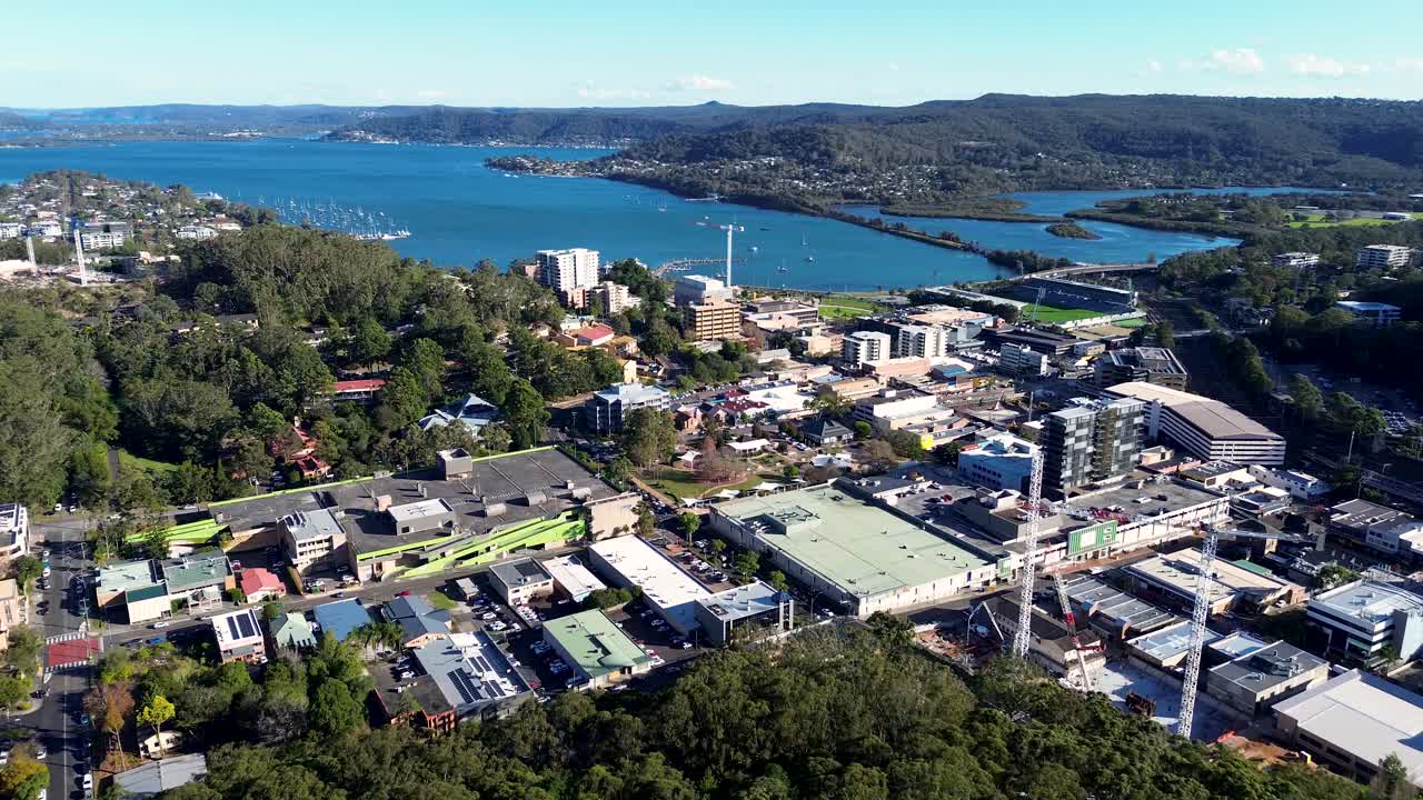 드론 에어리얼 고스포드 시티 cbd 팬  ⁇  빌딩 타운 해안 여행 관광 브리즈번 워터 nsw 중앙 해안 오스트레일리아 4k