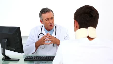 paciente con correa en el cuello escuchando a su médico